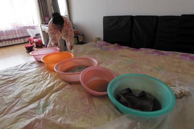 万全楼上漏水，住户失联，小区没物管，业主维权难！律师来支招……
